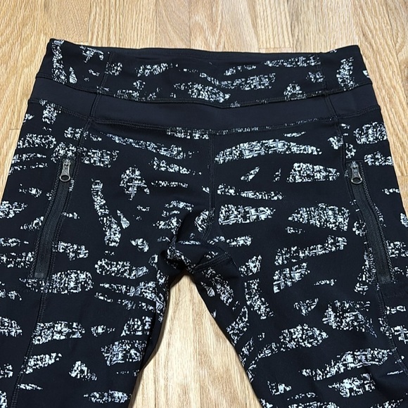 Lululemon Inspire Tight II Graf Black White / Black Athletic Legging circa 2016 - Picture 4 of 10